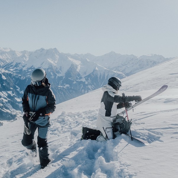 Lilli Schaut and Jule Saalmüller skiing in the mountains.